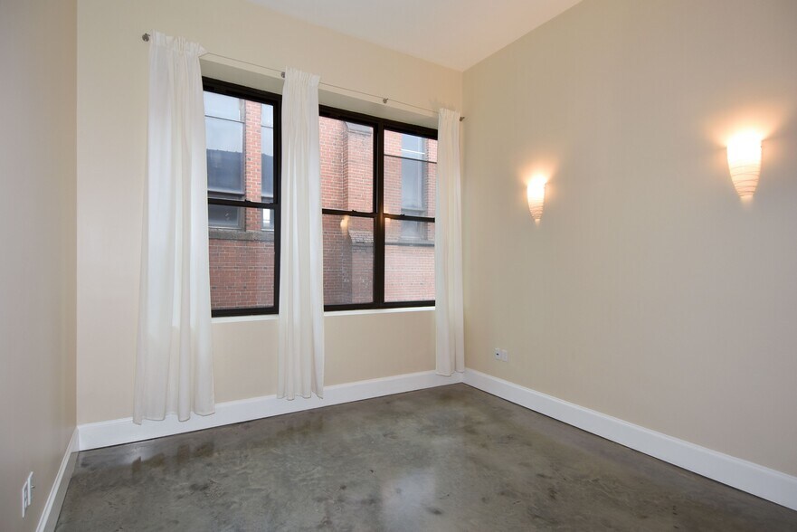 Bedroom 2: Unfurnished - 2301 Mission St