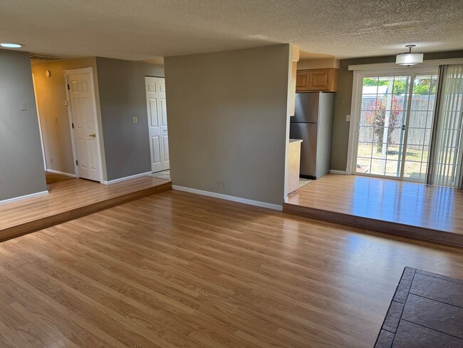 Building Photo - 2-bedroom/1 bathroom duplex with garage and shed!