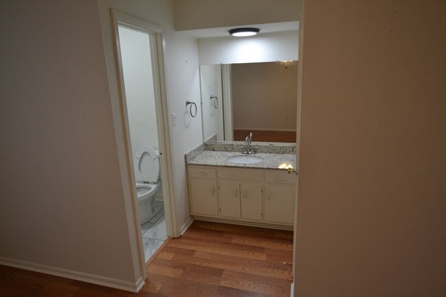 Building Photo - MOVE IN SPECIAL!  Newly updated, 2 bedroom, 2 bath Condo at Westdale Club Condos