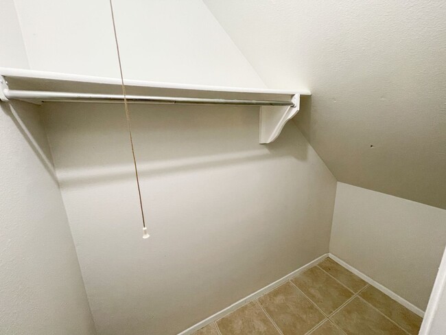 Building Photo - Stunning 2 Bedrooms, 1.5 Bathrooms Condo i...