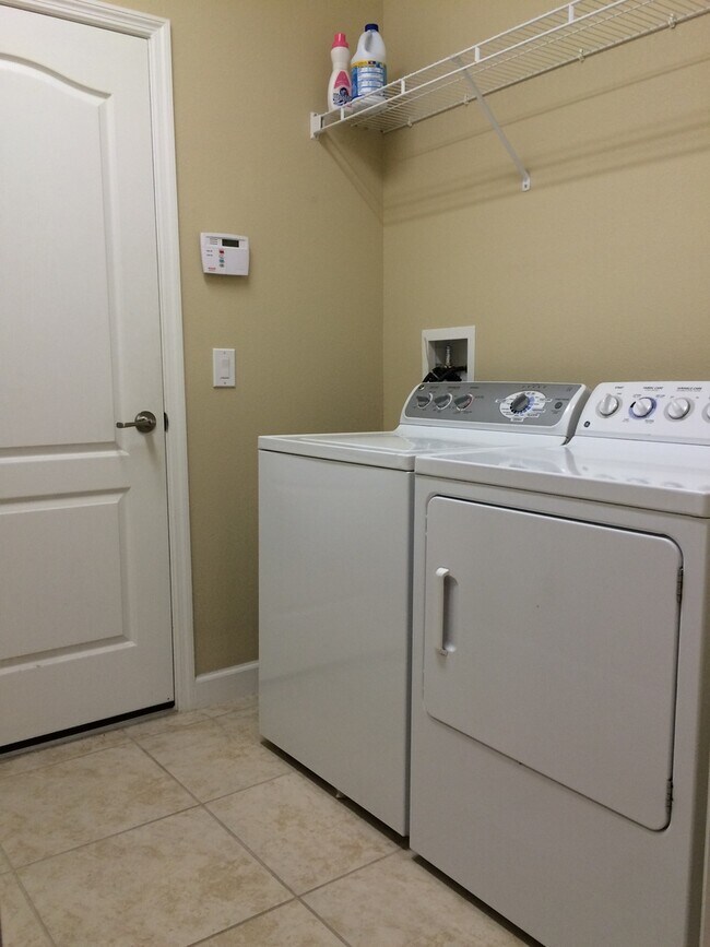Building Photo - Beautiful 4/5 Bedroom Home in Wyndham Lakes
