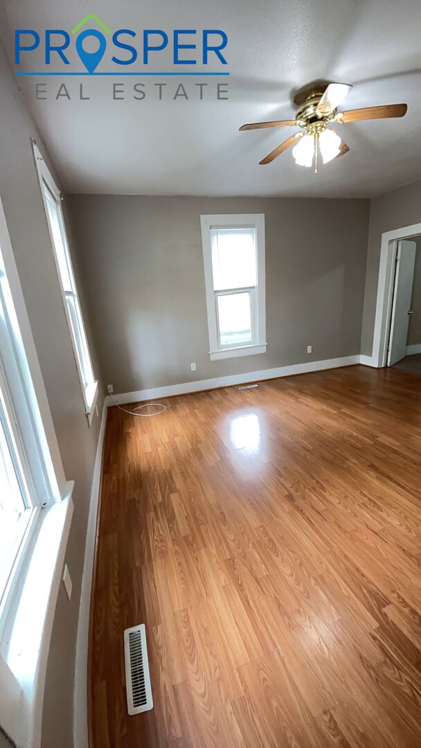 Building Photo - 827 Niagara St