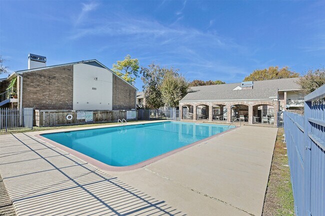 Building Photo - 3900 Woodchase Dr