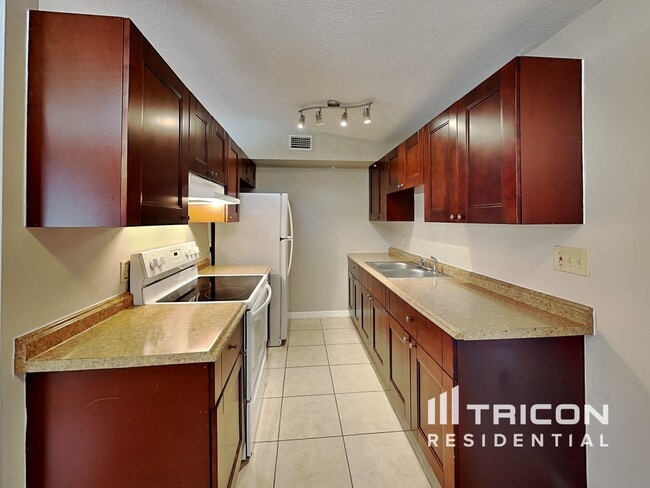 Building Photo - 2869 Webley Dr NE