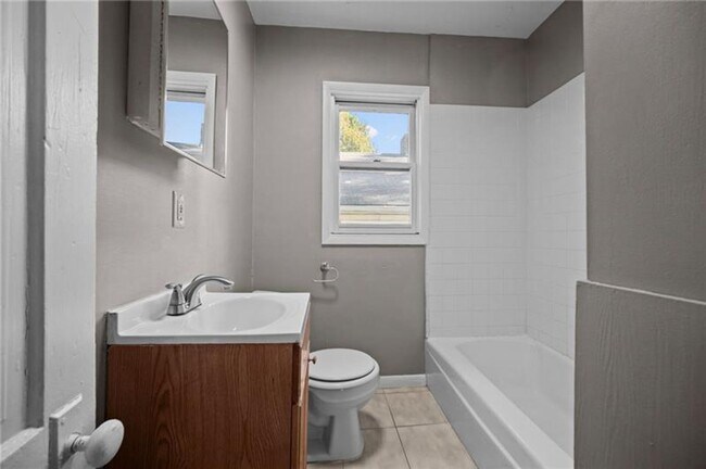 Building Photo - 2 bedroom 1 bath