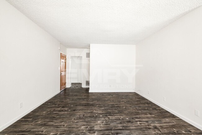 Building Photo - 304 N Market St