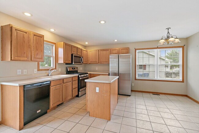 Building Photo - 1541 Moluf St