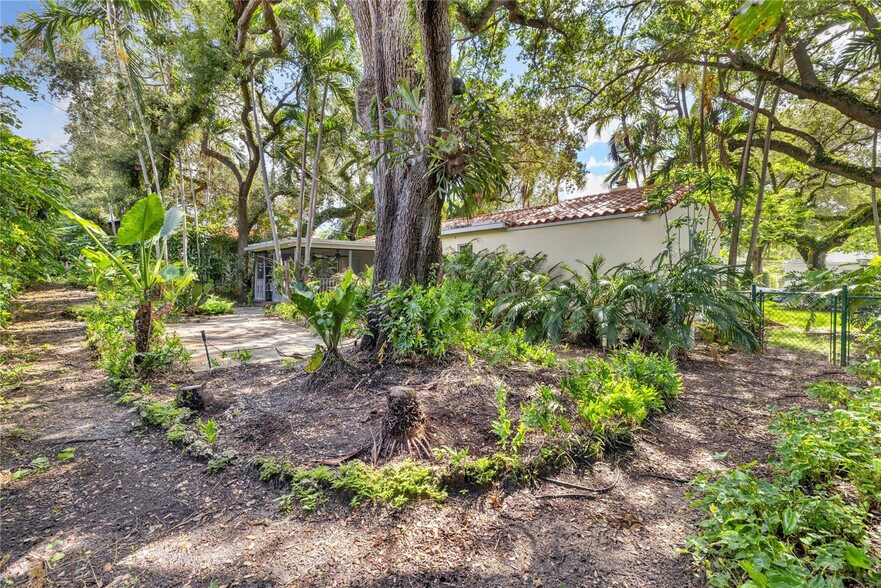 Building Photo - 1100 El Rado St