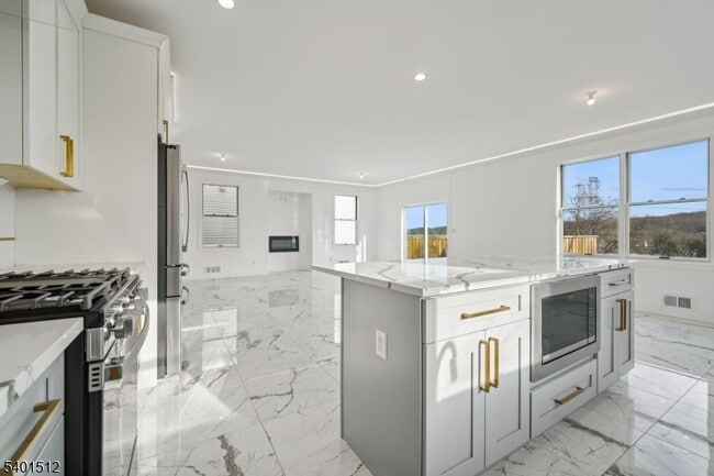 Building Photo - 19 Mountain Ave