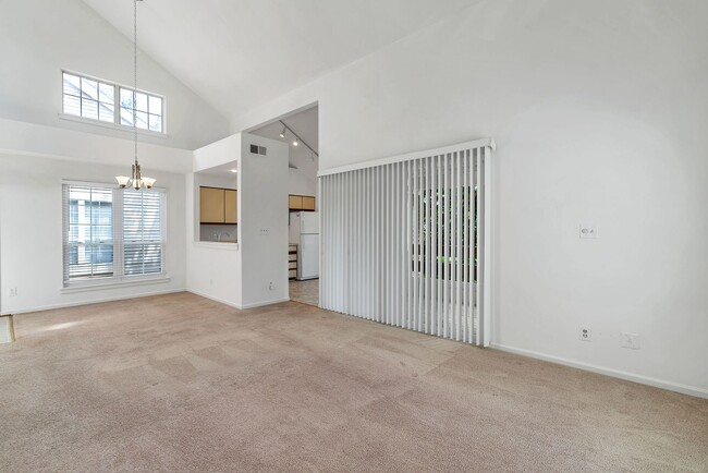 Building Photo - Rarely Available 2-Level, 2 Bed 2 Bath Upp...