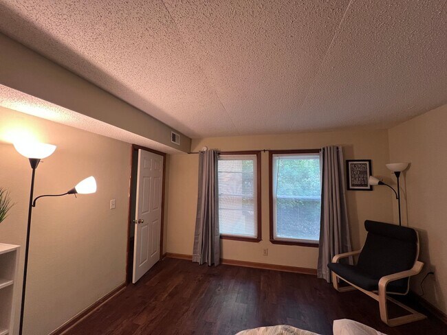 Building Photo - 449 Harper Ave