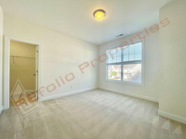 Building Photo - Beautiful 5 Bedroom End Unit Townhouse wit...
