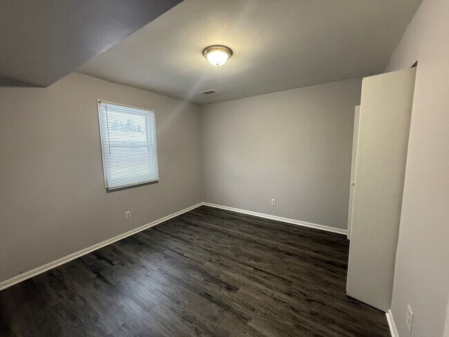 Building Photo - 2081-2083 Shangrai La Dr SE