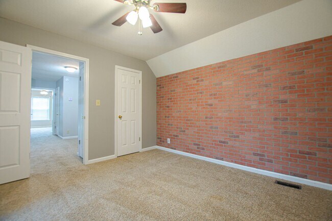 Building Photo - Pet Friendly Three Bedroom!