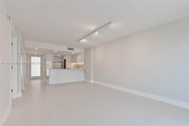 Building Photo - 1665 Bay Rd
