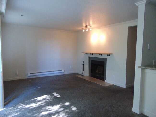 Building Photo - 2 Bedroom/1 Bath Luxury Beacon Hill Condo, Perfect Location!!