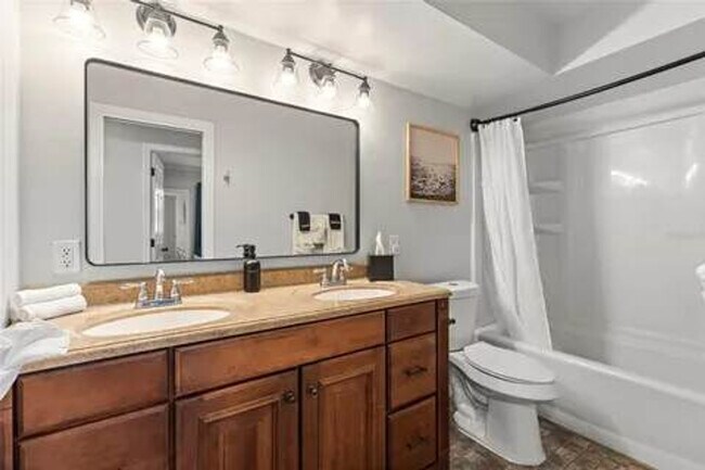 Building Photo - 1596 Idle Dr NE