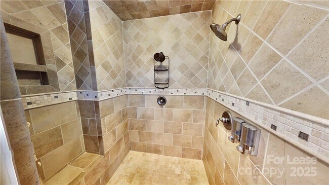 Building Photo - 2213 Roslyn Ave