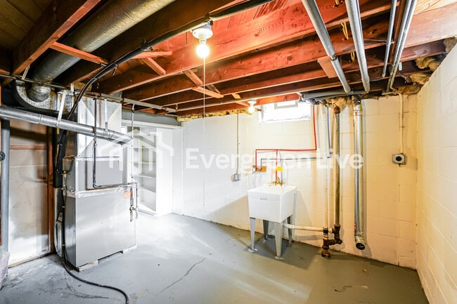 Building Photo - 8715 W Lawrence Ave