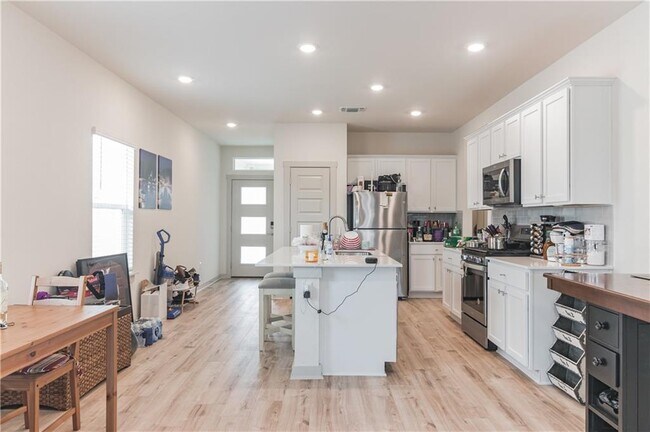 Building Photo - 2017 Daleside Ln