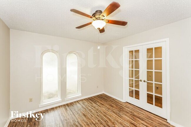 Building Photo - 2012 Garden Oaks Dr