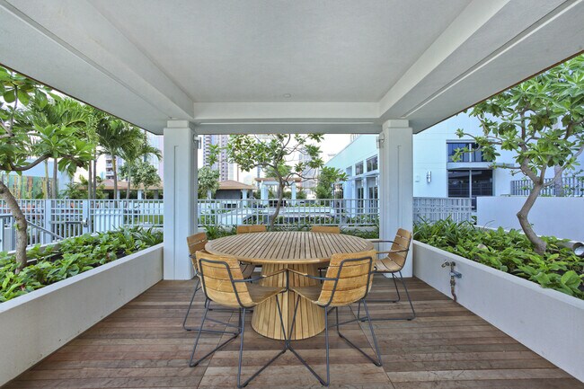 Building Photo - Live in the Heart of Kakaako!