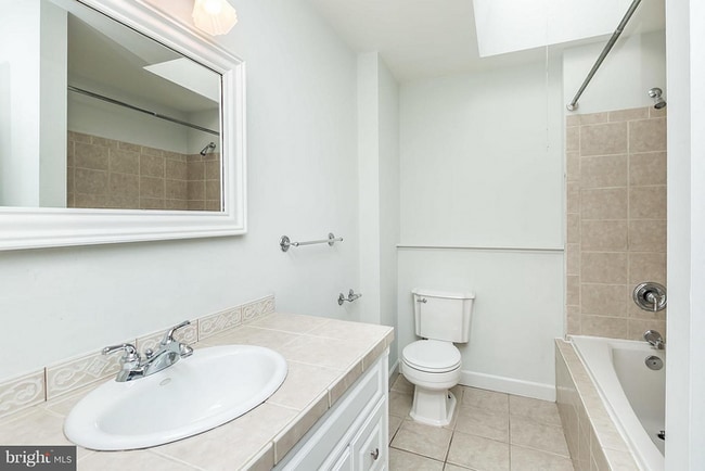 Building Photo - 2 Bedroom Plus Den in a GREAT AREA