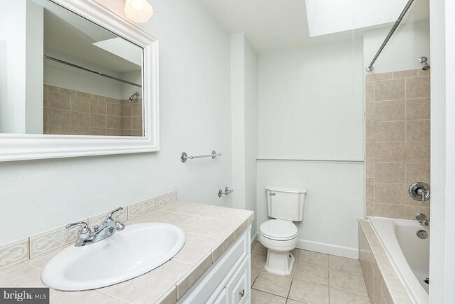 Building Photo - 3 Bedroom in a GREAT AREA