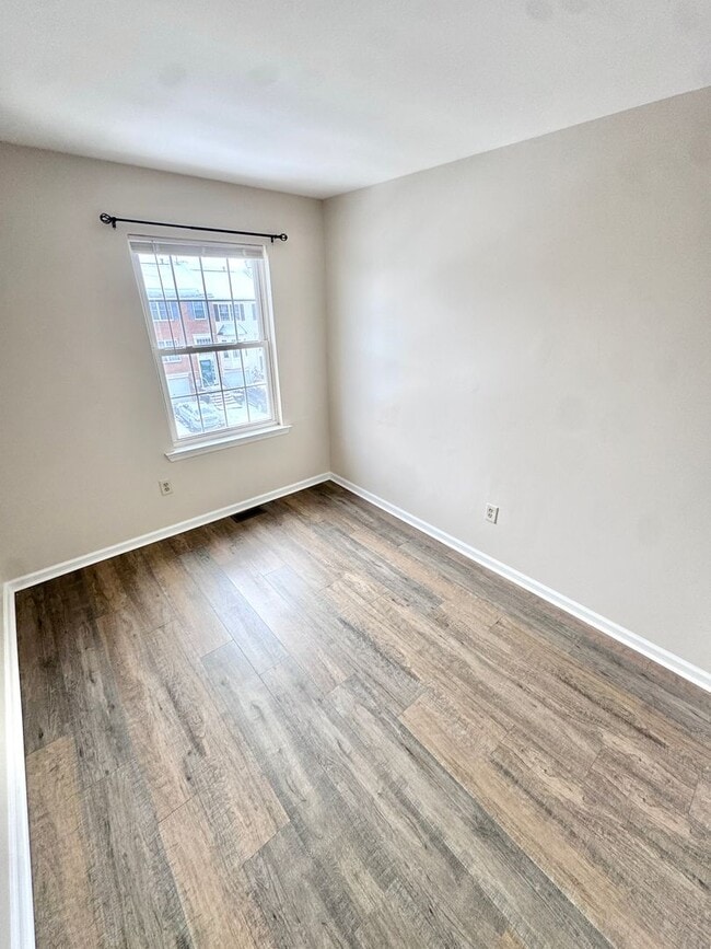 Building Photo - THREE BEDROOM TOWNHOUSE