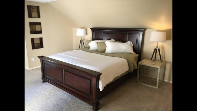 Master bedroom - 546 E Nichols Dr