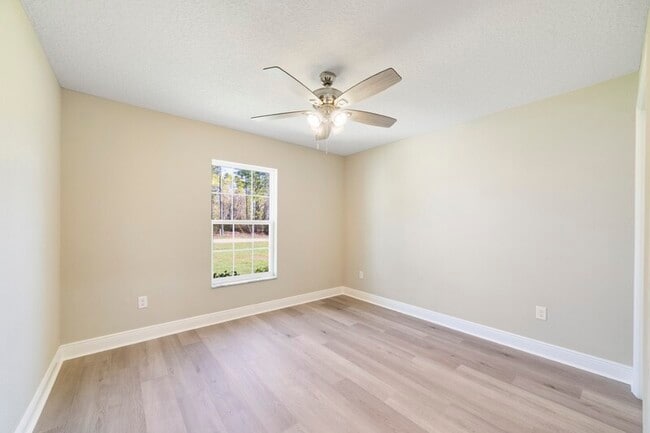 Building Photo - 1336 W Cary Dr