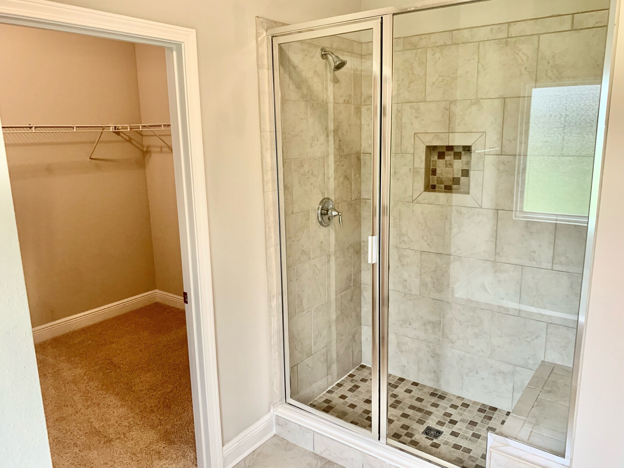 Walk in closet and master en suite with tiled shower and large soaking tub - 9040 Lakeview Dr