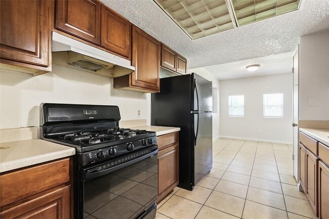 Building Photo - 1800 Cameo Dr