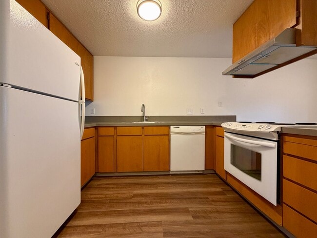 Building Photo - **TWO WEEKS FREE RENT** Updated Townhouse in the Heart of Garden Home~ New LVP Flooring~ Washer/D...