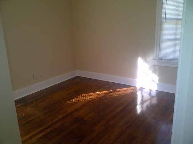 Building Photo - Cute 2/1 just a mile from Overton Park!