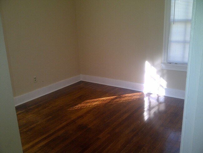 Building Photo - Move-in Special! 1/2 off first month's rent!
