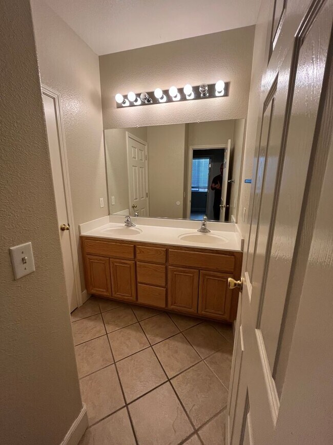 Building Photo - 4 Bed | 2 Bath | 1659SF | Tenant Pays $195...