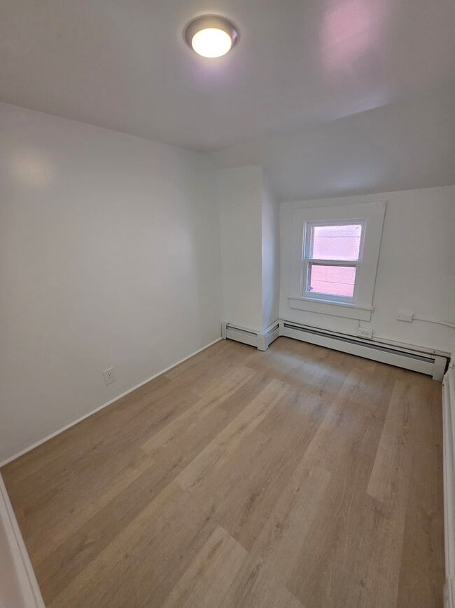 Building Photo - Beautiful Waterside 3 bedroom Single-Family Home - Catskill, NY