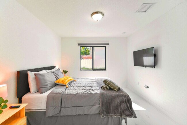 Building Photo - 2110 NW 66th St