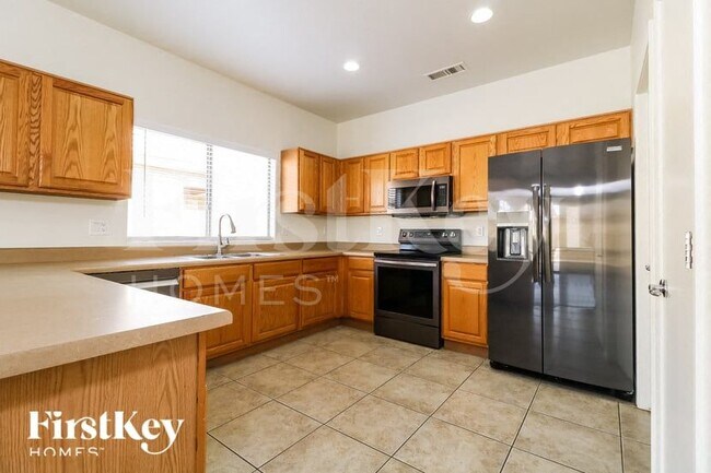 Building Photo - 16860 W Cottonwood St