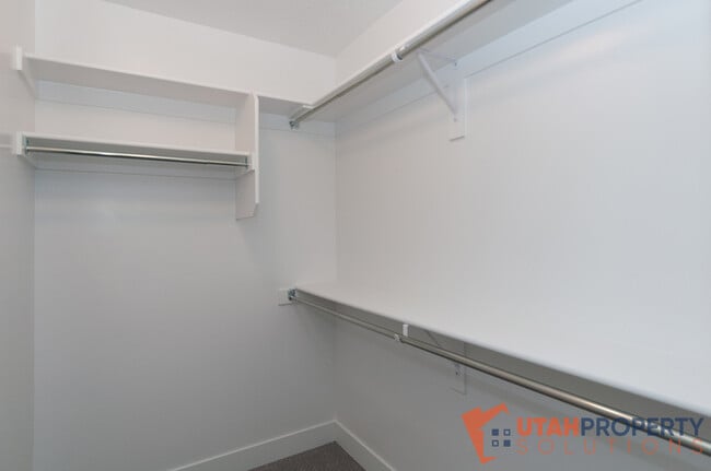 Building Photo - 995 W 360 S