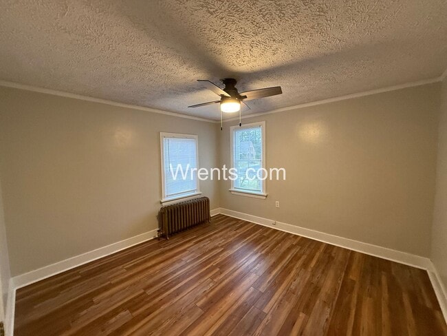 Building Photo - Beautiful 3 bed 2 bath updated home! Half off first months rent!