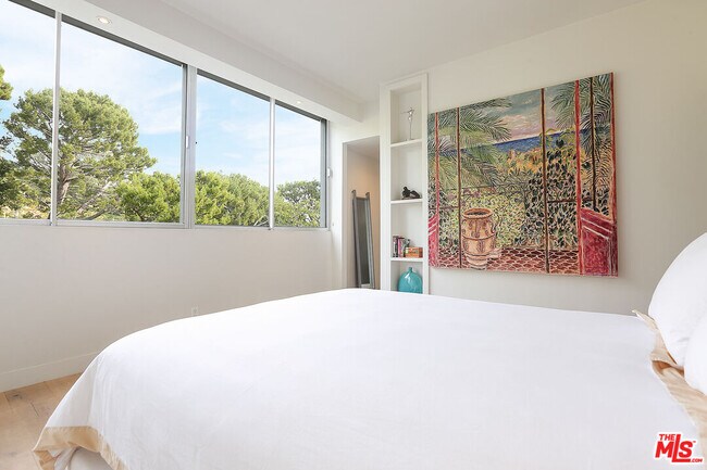 Building Photo - 17352 Sunset Blvd