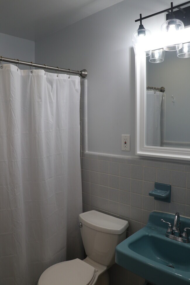 Building Photo - 21 Highpoint Dr