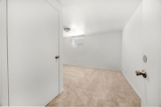 Building Photo - Two Bed 2 Bath Single Family Home Close to...
