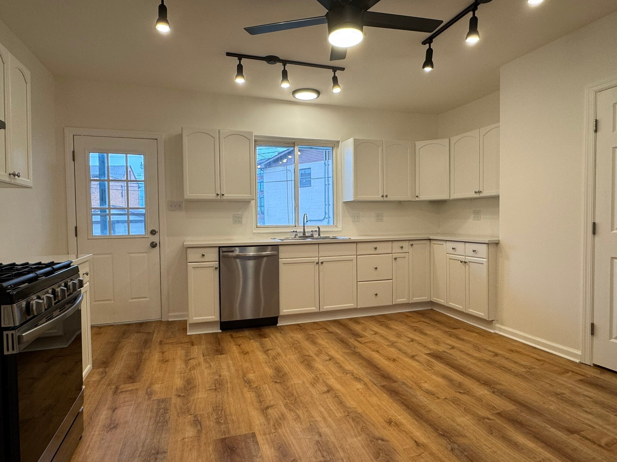 Building Photo - 16 Sycamore St