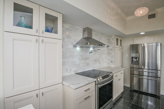 Building Photo - 15 Greenway Plz