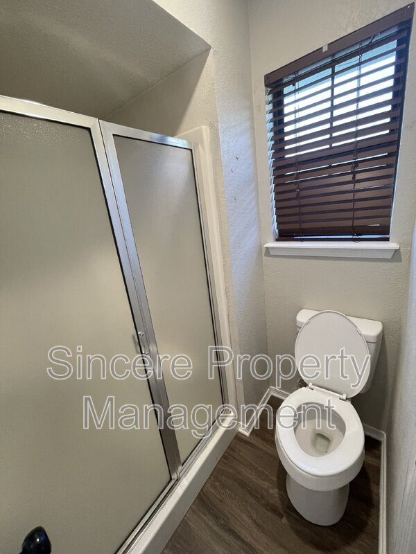 Building Photo - 2121 Lonnie Ln