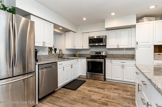 Building Photo - 1052 Pine Tree Dr