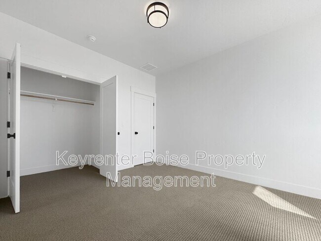 Building Photo - 450 E Presidio Ln